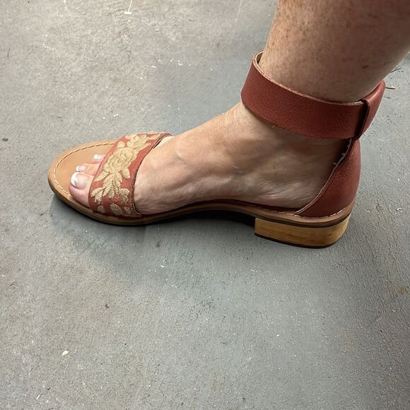 Latigo Anthropologie Tana Sandals Leather Size 10 Embroidered designs Boho - Picture 2 of 16